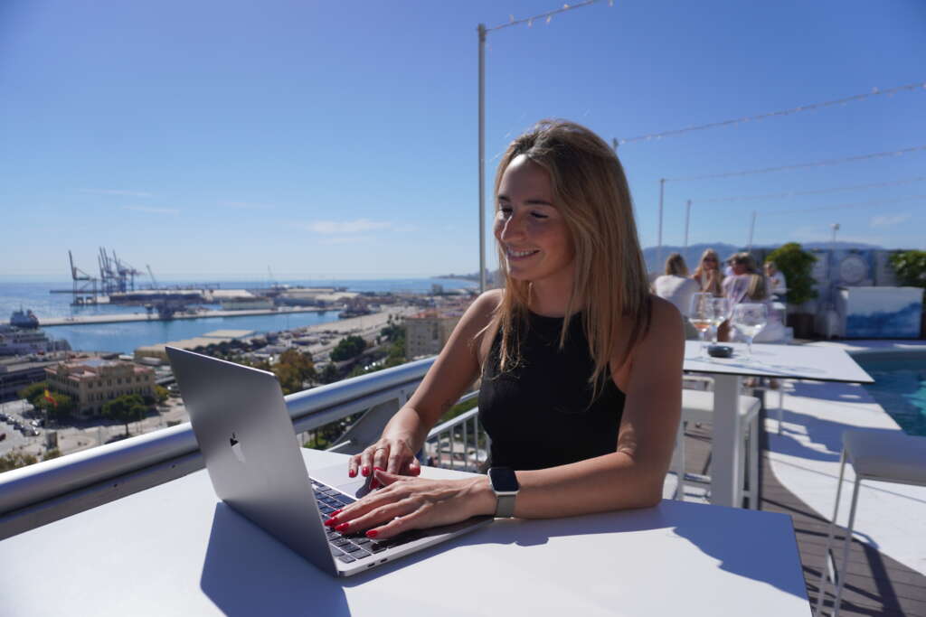 Lynn Renkens aan het werk achter haar laptop