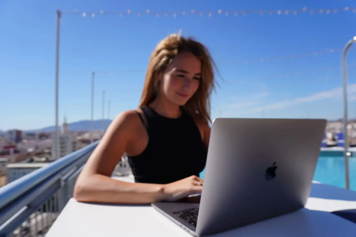 Lynn Renkens van Virtual Lynn aan het werk op haar laptop