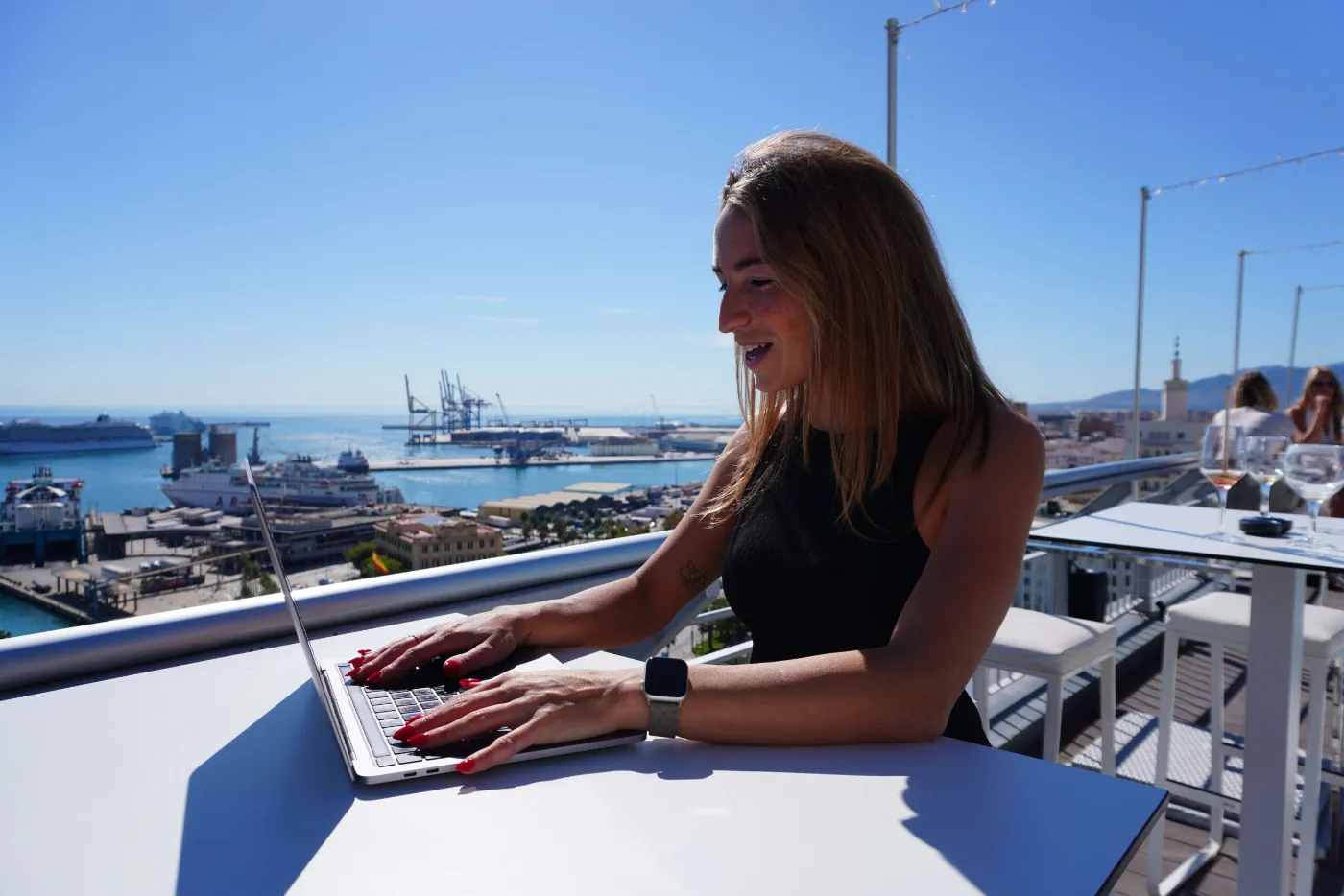 Lynn Renkens van Virtual Lynn aan het werk op haar laptop